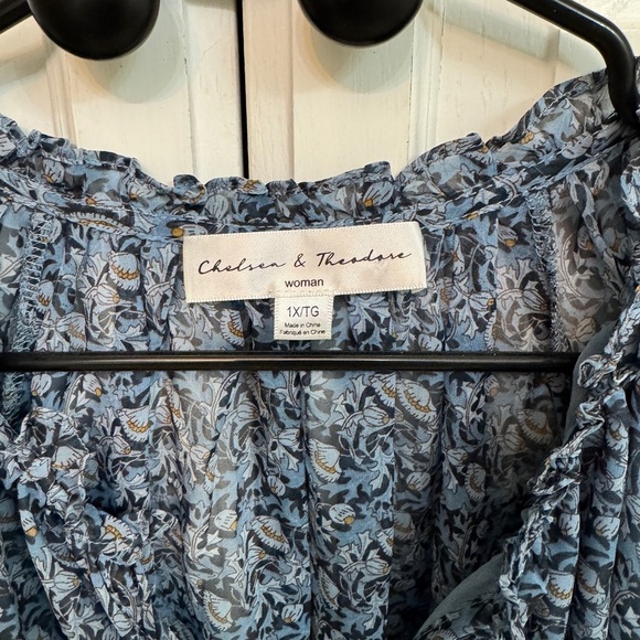 Chelsea & Theodore 1X Blue Floral Relaxed Blouse - Picture 2 of 7